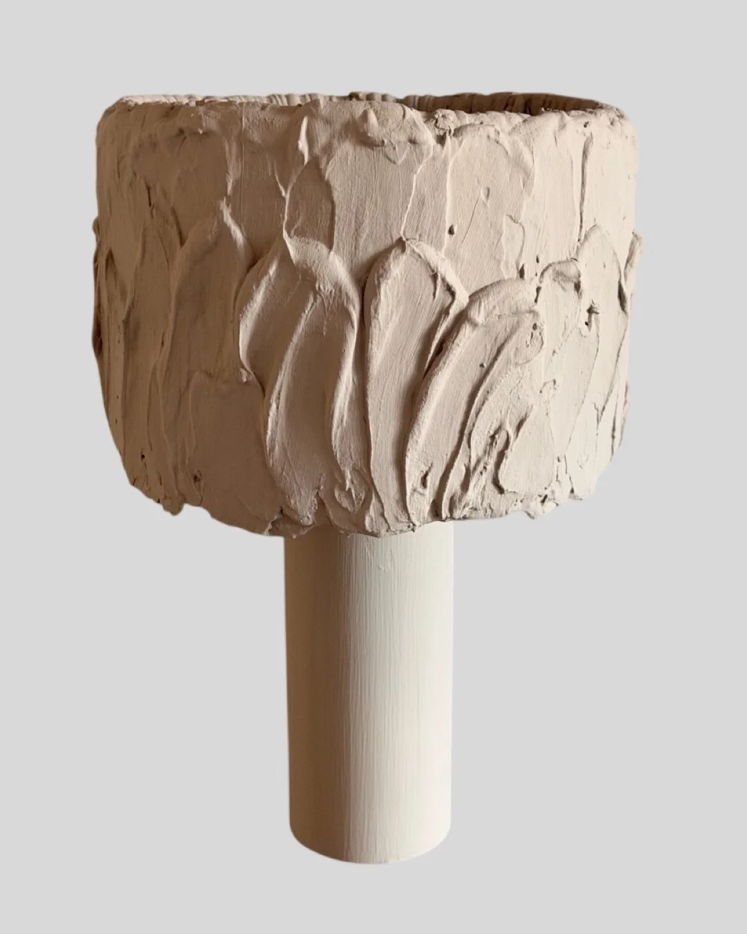 LÁMPARA DE MESA EN YESO