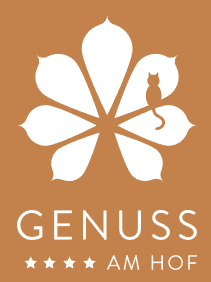 Weißes Logo mit einer Blume, die fünf Blütenblätter bildet, und einer kleinen Katze auf der rechten Seite, auf braunem Hintergrund, darunter der weiße Schriftzug 'GENUSS AM HOF'.