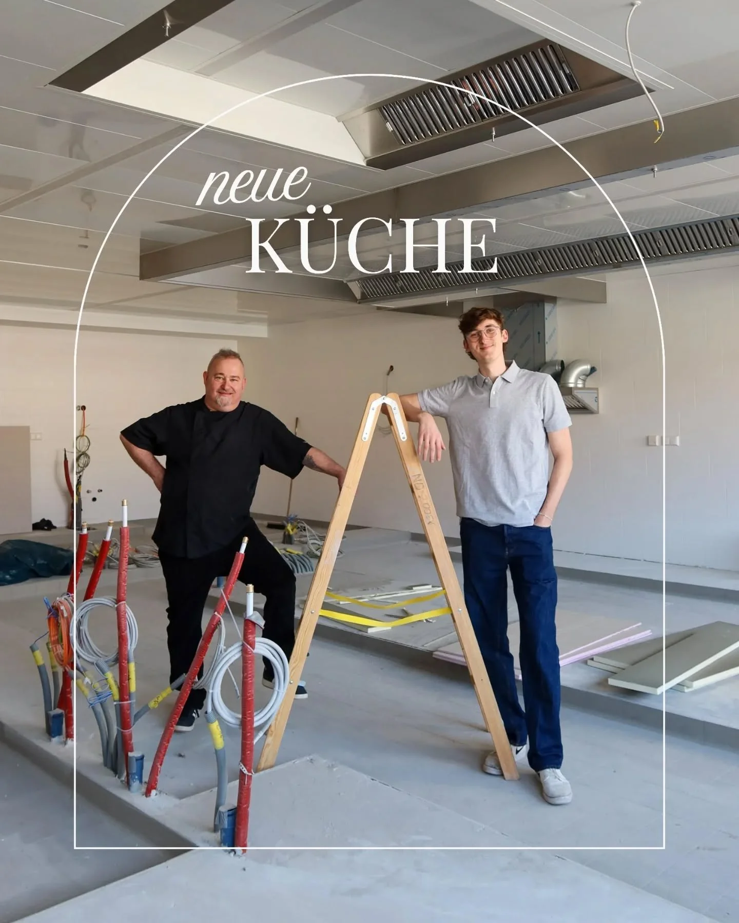 Von leer zu K&uuml;che.

Vor ein paar Wochen standen Philipp und Rupert noch in einer leeren K&uuml;che &ndash; mit vielen Ideen und einem klaren Bild davon, was hier entstehen soll.

Heute ist daraus eine fertige K&uuml;che geworden, die &uuml;berno