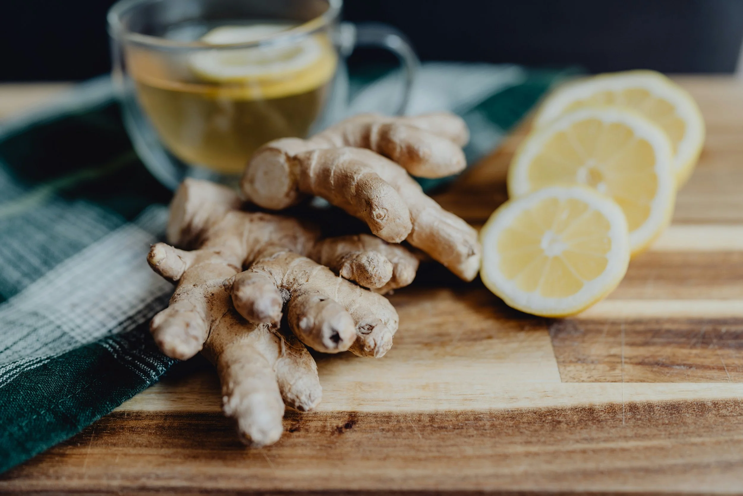 The Ancient Cup That Eases Modern Aches: Homemade Ginger Tea for Period Pain