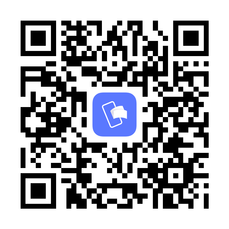 Bjerge omkring en dam med grønne bakker i forgrunden.