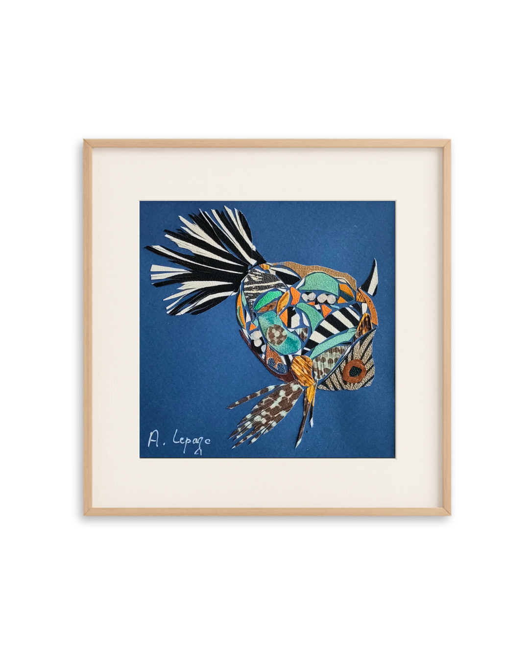 Tableau d'un collage de poisson coloré réalisé en collage, signée A. Lepage, encadrée avec un cadre en bois clair et un fond noir.