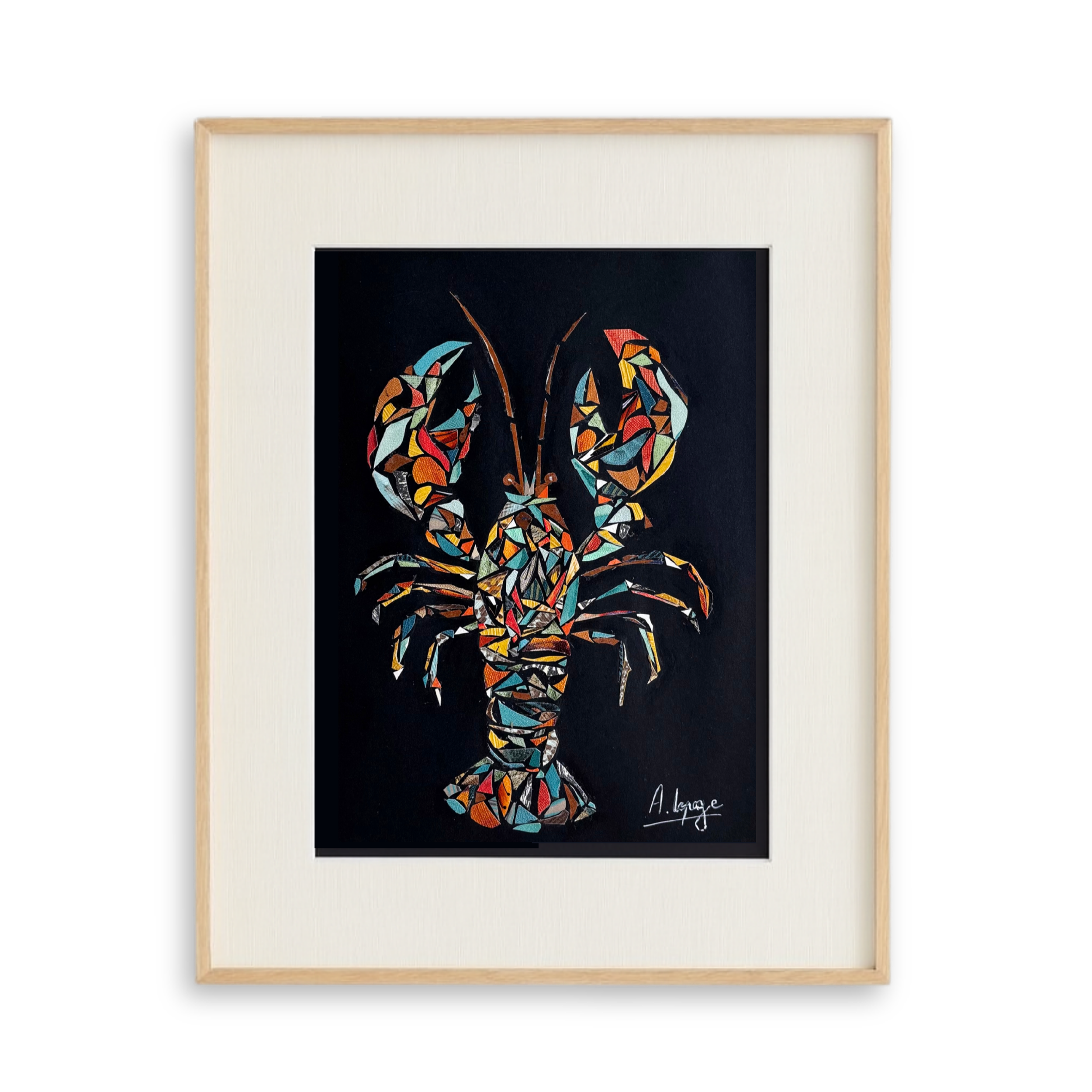 Un collage représentant un homard formé de morceaux colorés, encadrée en bois clair et montée sur un fond noir.