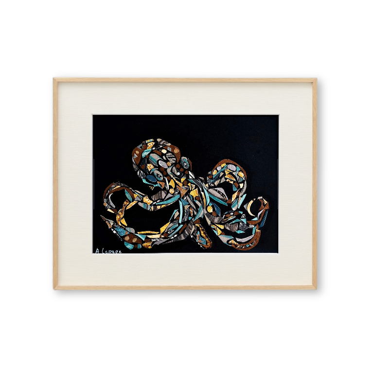 Une œuvre d'art représentant un poulpe, composée de morceaux colorés, encadrée dans un cadre en bois avec un fond noir.