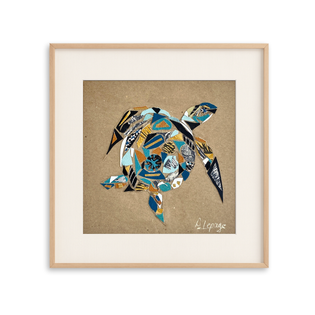 Une œuvre d'art en mosaïque représentant une tortue marine, encadrée et signée par l'artiste.