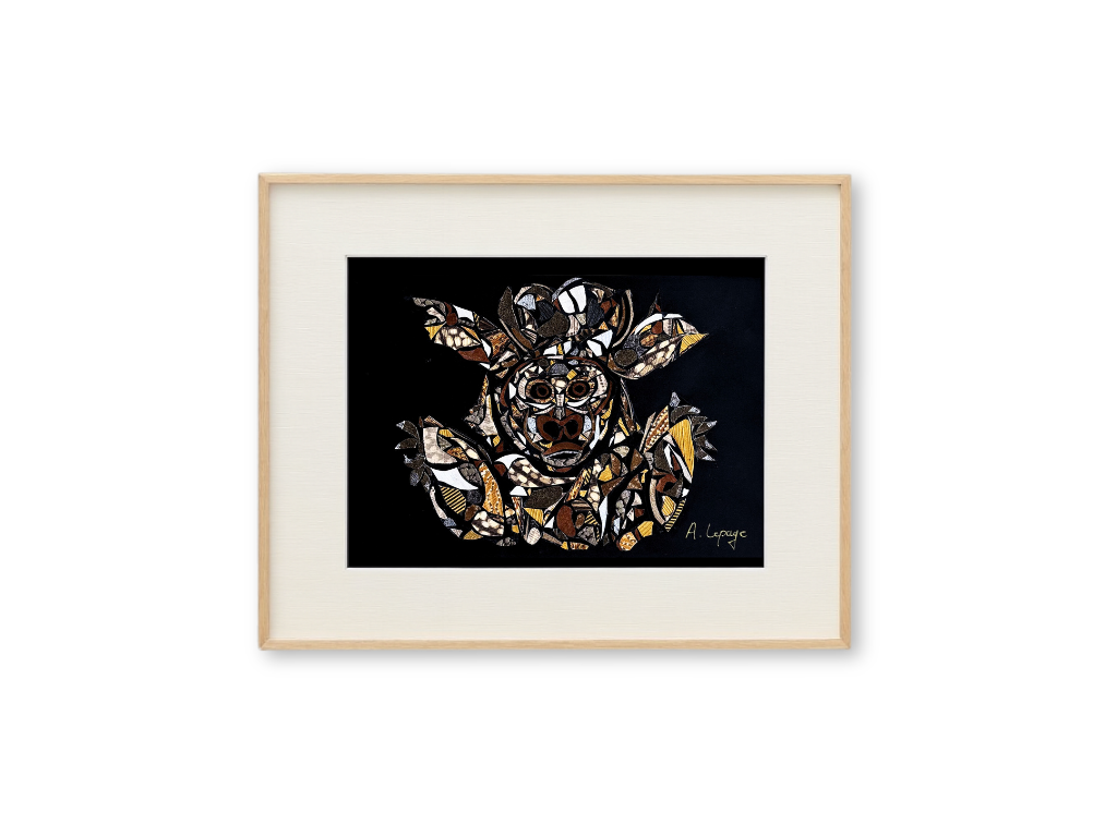 Une œuvre d'art représentant un portrait stylisé d'un singe, composé de morceaux colorés, encadrée avec un cadre en bois clair, sur un fond noir, signée par Aline Lepage.