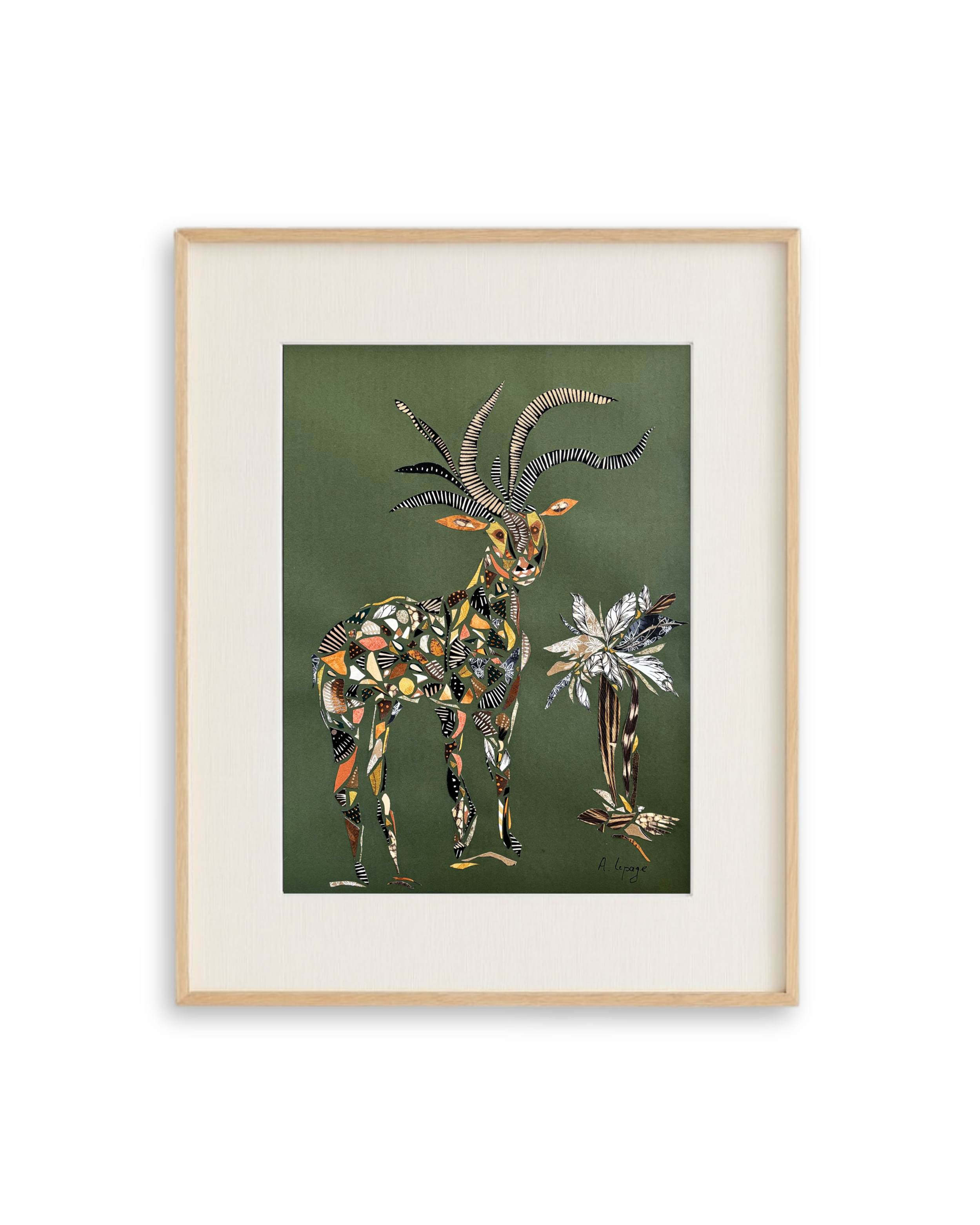 Une œuvre d'art représentant une gazelle stylisée avec des cornes longues et ondulées, accompagnée d'une plante, dans un cadre en bois avec un fond vert, signée par Aline Lepage.