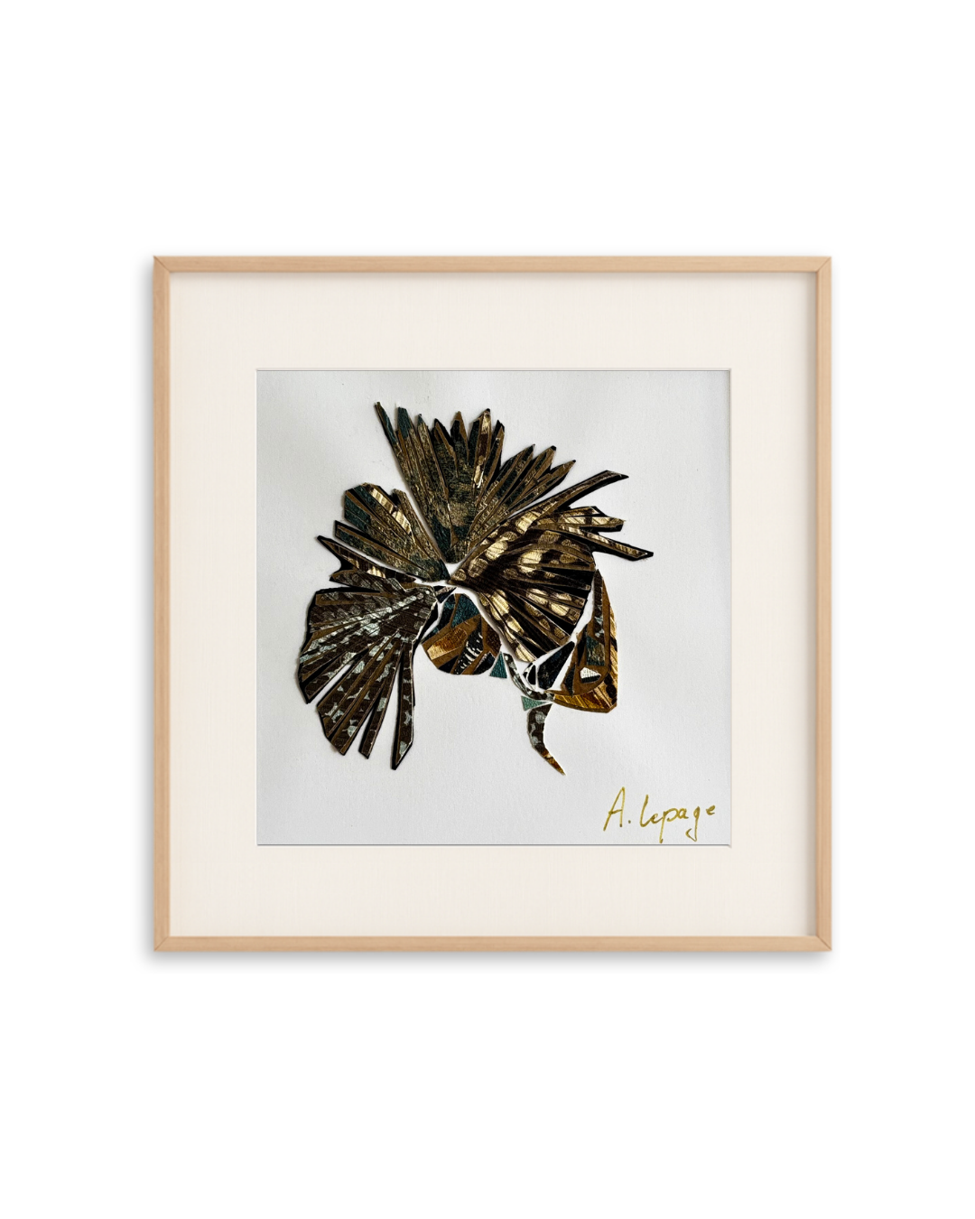 Une œuvre d'art représentant un papillon réalisé avec des morceaux de miroir, signée A. Lepage, encadrée dans un cadre en bois clair, sur un fond noir.