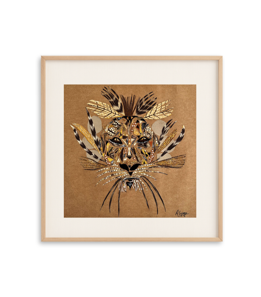 Une œuvre d'art représentant un visage de lion, composé de différents papiers, motifs et textures dans des tons dorés, bruns et noirs, encadrée dans un cadre en bois clair, signée par Aline Lepage.