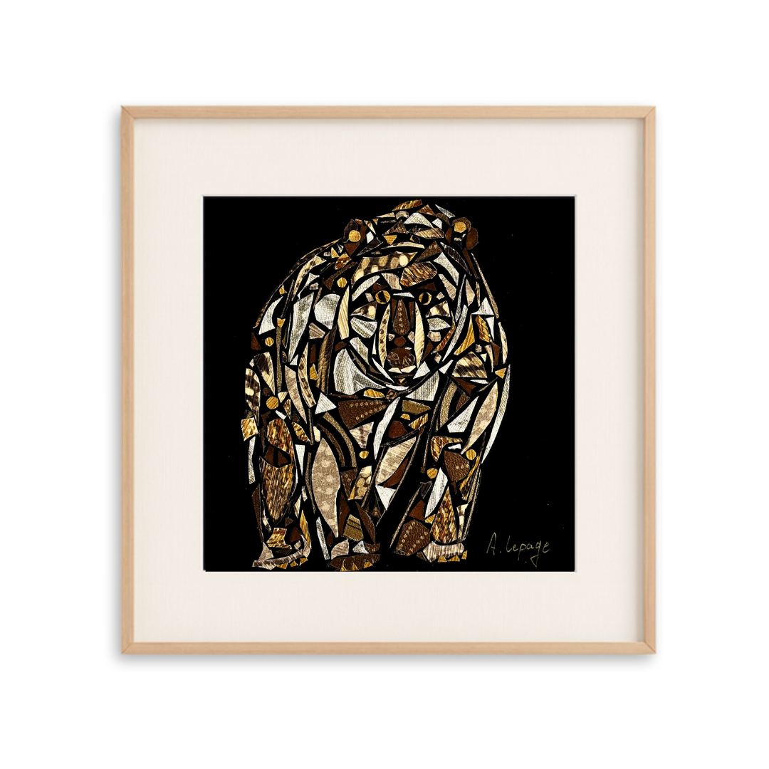 Une peinture mosaïque représentant un ours brun, composée de fragments de diverses textures et couleurs, encadrée en bois clair.