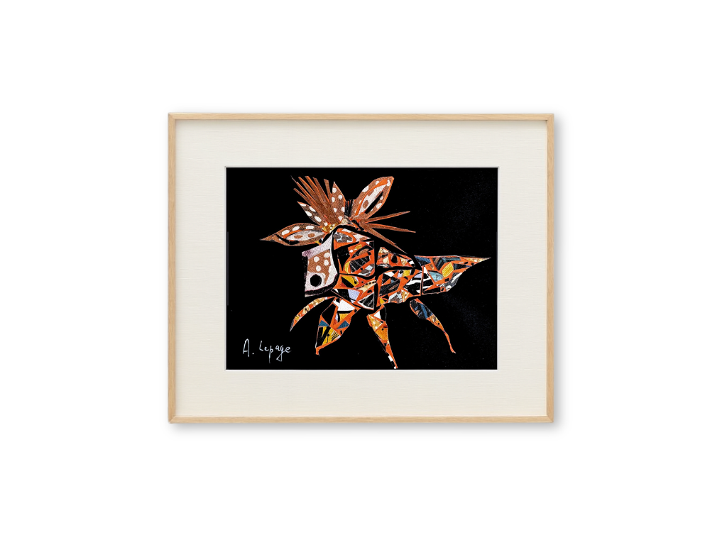 Une œuvre d'art représentant un papillon stylisé avec des motifs colorés sur un fond noir, encadrée avec un cadre en bois et une double bordure blanche.