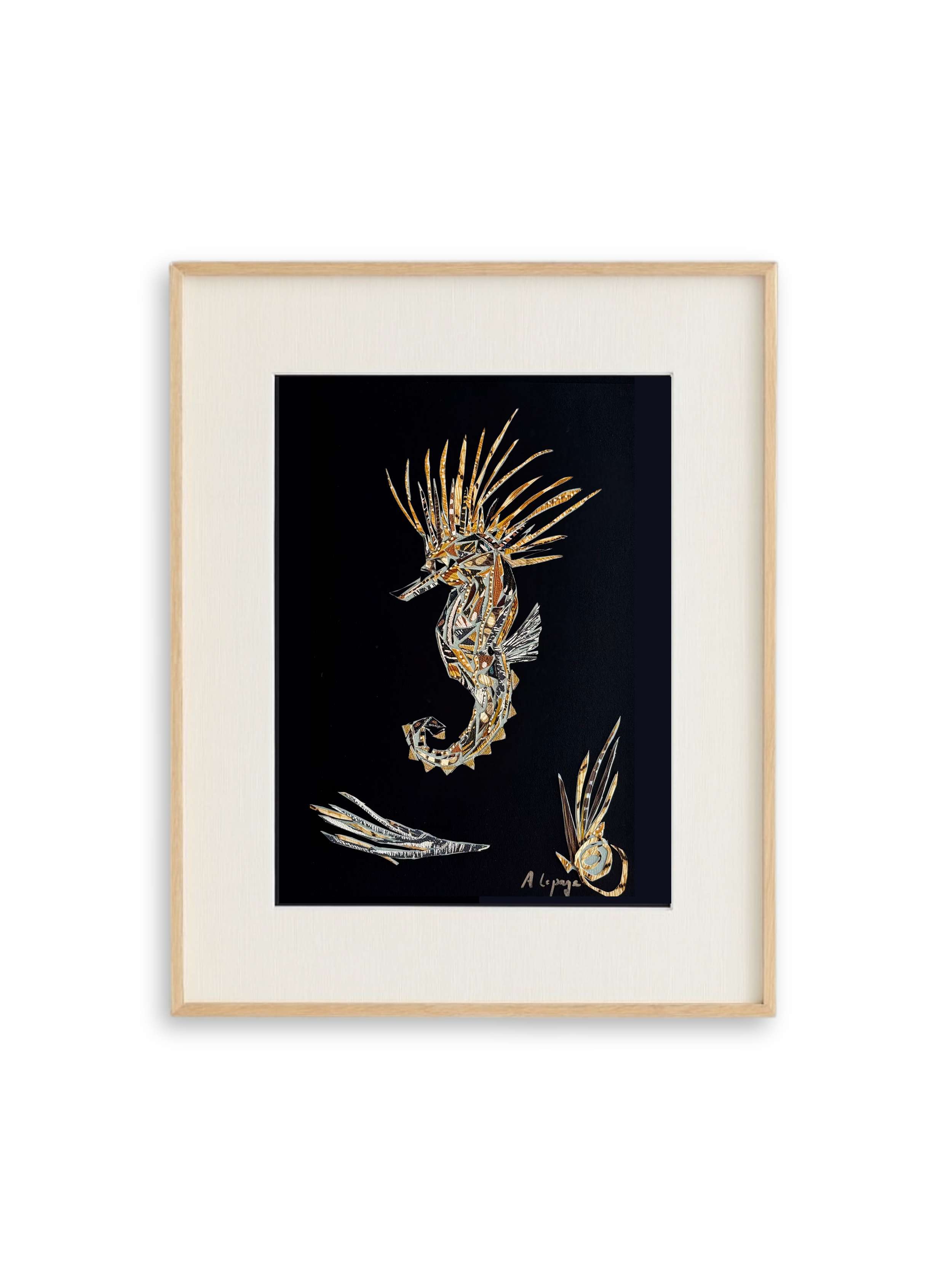 Une œuvre d'art représentant un hippocampe stylisé avec des éléments dorés et argentés sur un fond noir, encadrée avec un cadre en bois clair.