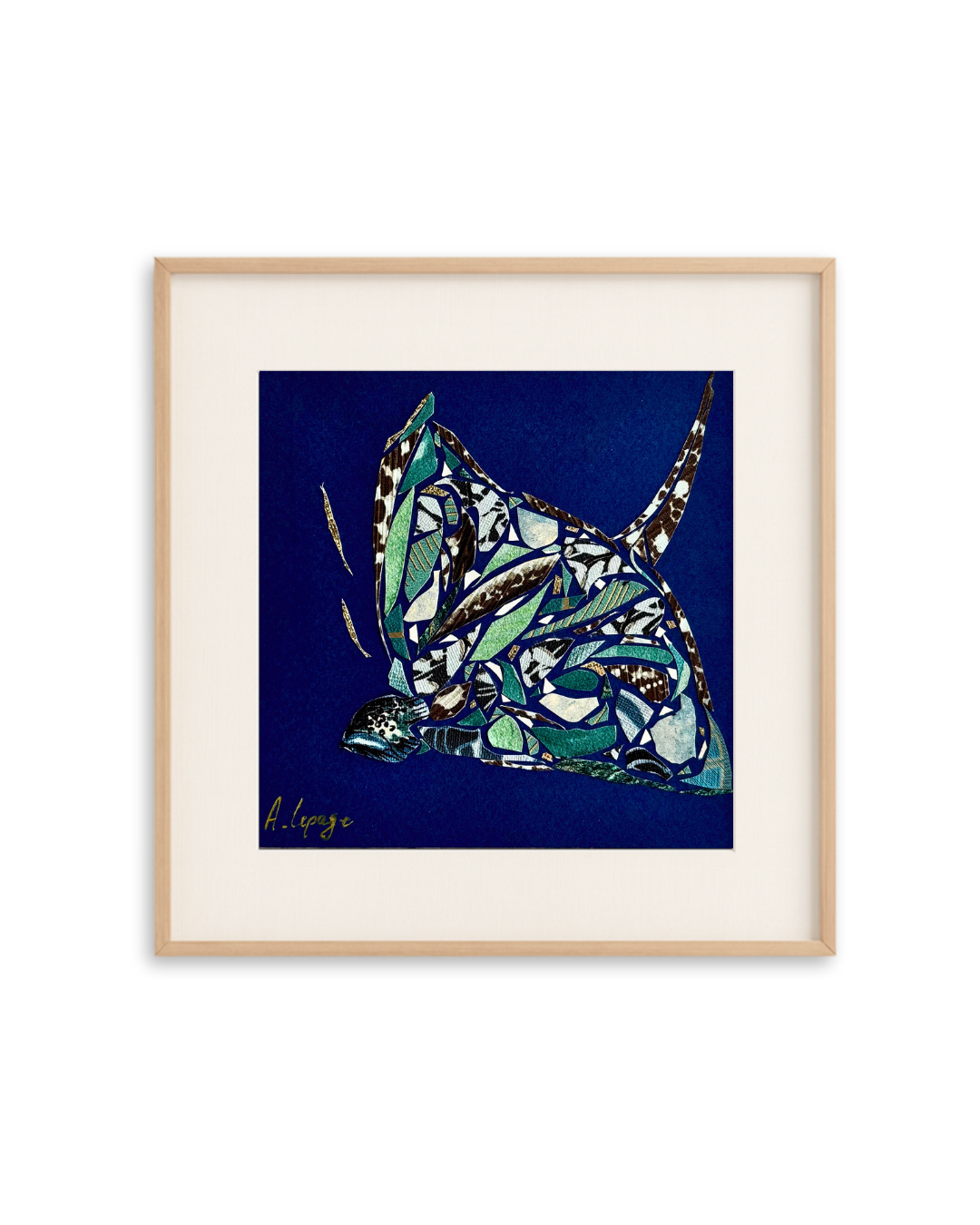 Collage d'une raie-manta, composé de morceaux de papier colorés, avec un fond bleu foncé et une signature jaune en bas à gauche.