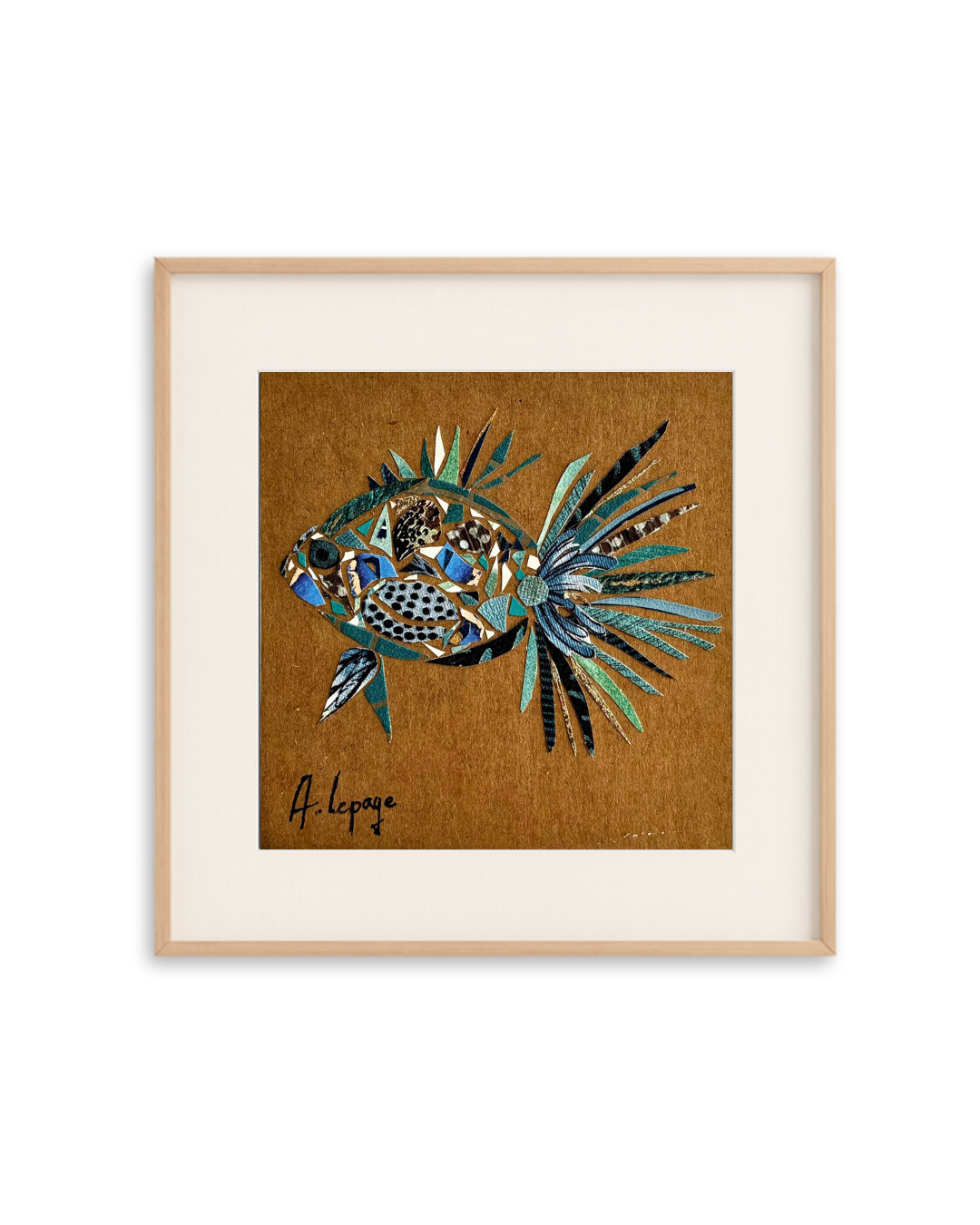 Un collage artistique d'un poisson en mosaïque, signée A. Lepage, encadrée et posée contre un fond noir.