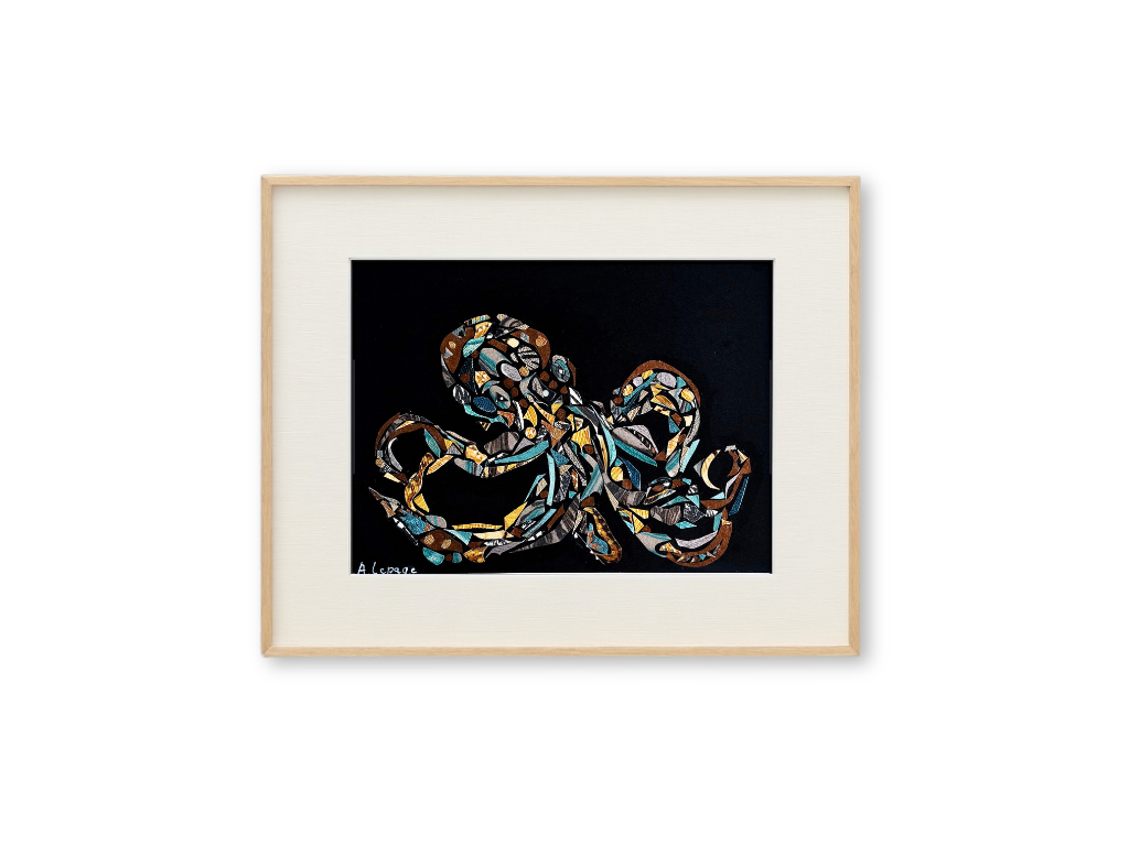 Un collage représentant une pieuvre colorée sur un fond noir, encadrée en bois clair.