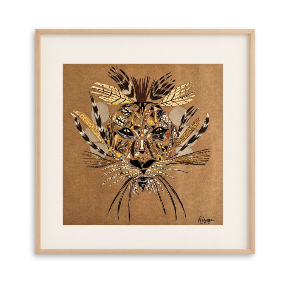Une œuvre d'art représentant le visage d'un lion, créée avec des éléments de papier, motifs géométriques et couleurs dorées sur un fond bruns, signée par Aline Lepage.