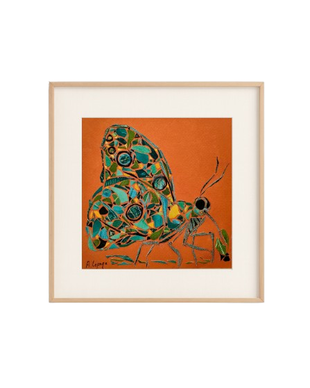 Un collage d'un papillon coloré posé sur une plaque de fond orange, encadrée dans un cadre blanc, signé par Aline Lepage.