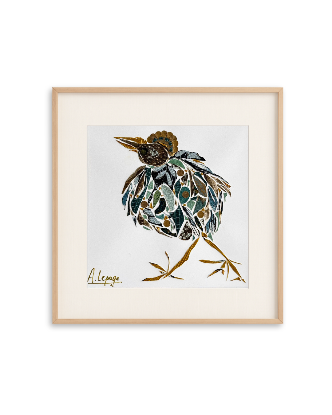 Un collage d'art représentant un oiseau stylisé composé de morceaux de mosaïque colorés dans un cadre en bois