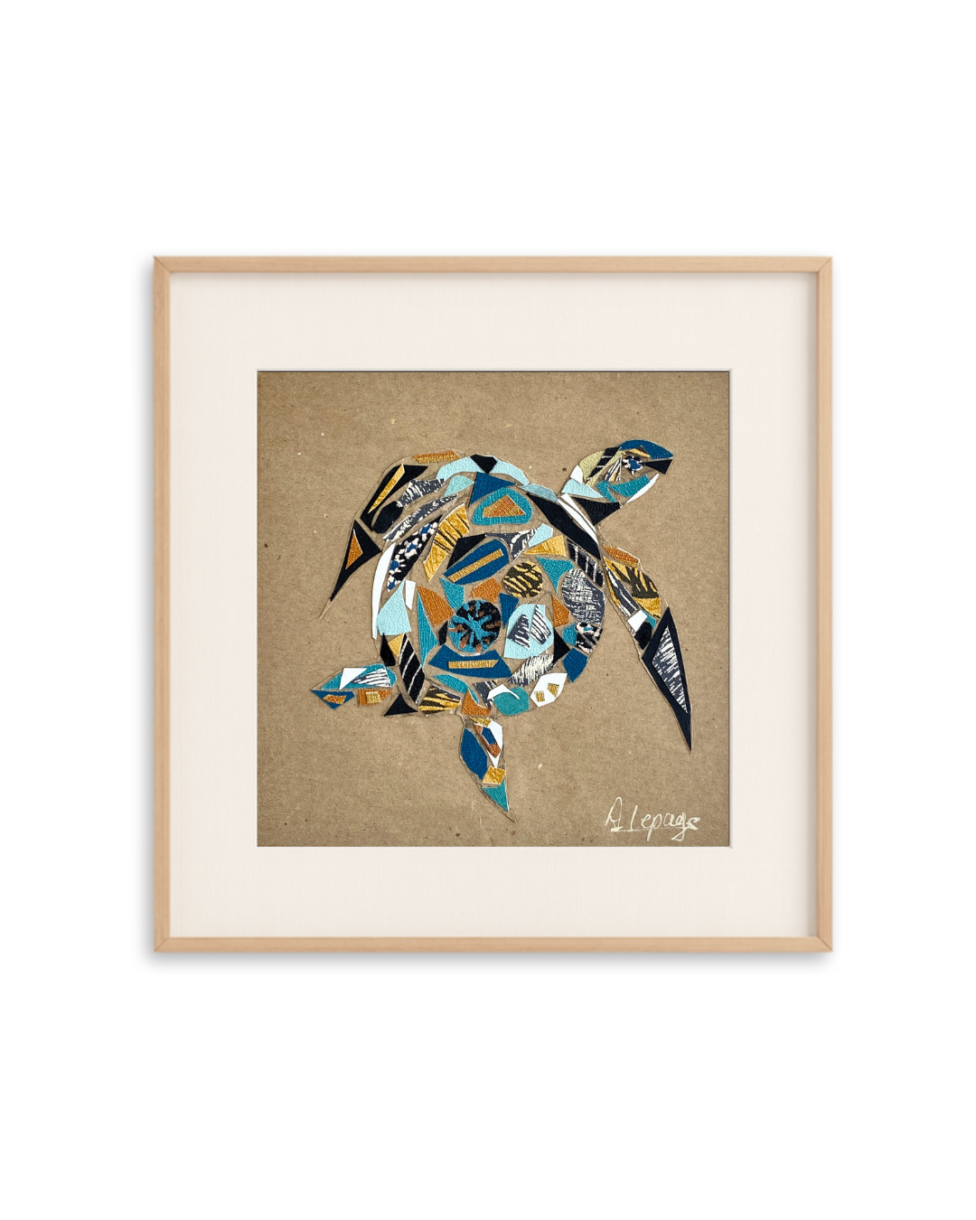 Une œuvre d'art représentant une tortue, composée de morceaux de papiers colorés collés sur un fond marron, encadrée dans une cadre en bois.