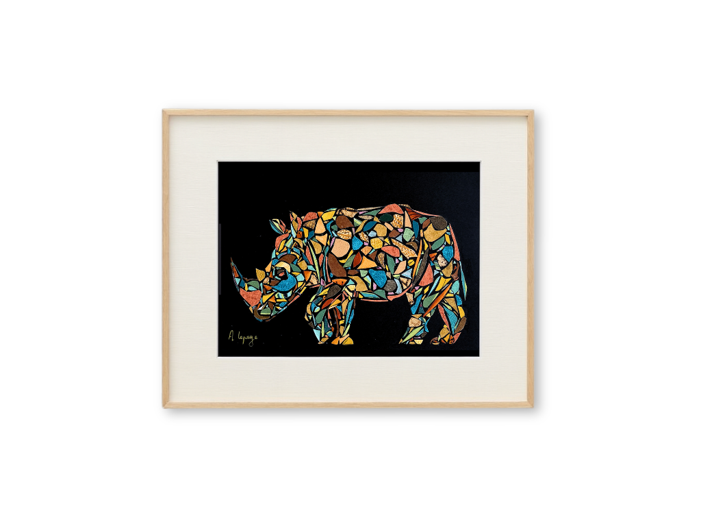Une illustration d'un rhinocéros composée de morceaux de couleurs vives, encadrée avec un cadre en bois sur un fond noir, signée par Aline Lepage..