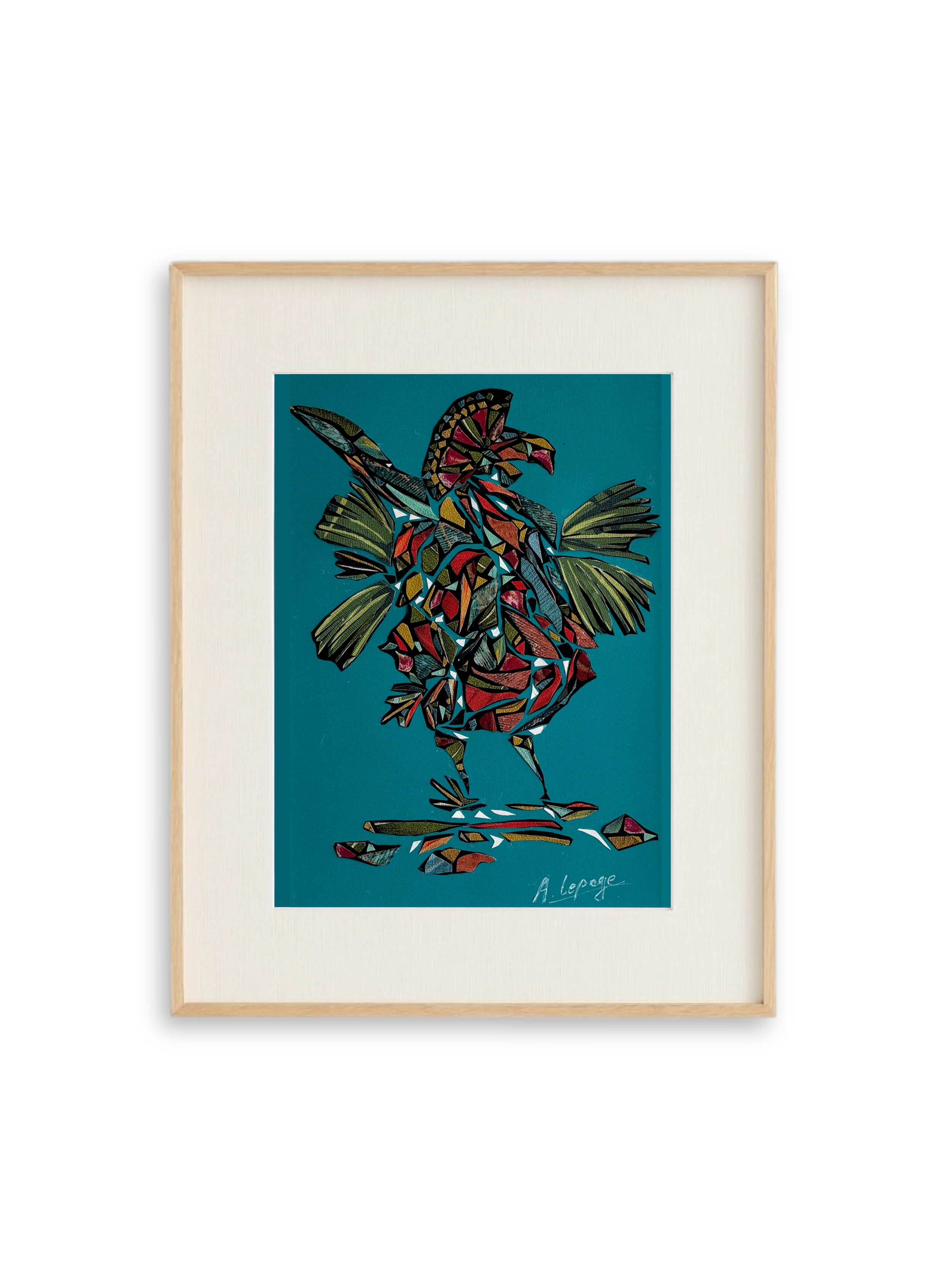 Un collage coloré représentant un coq dans un style mosaïque, encadrée en bois et présentée sur un fond noir.