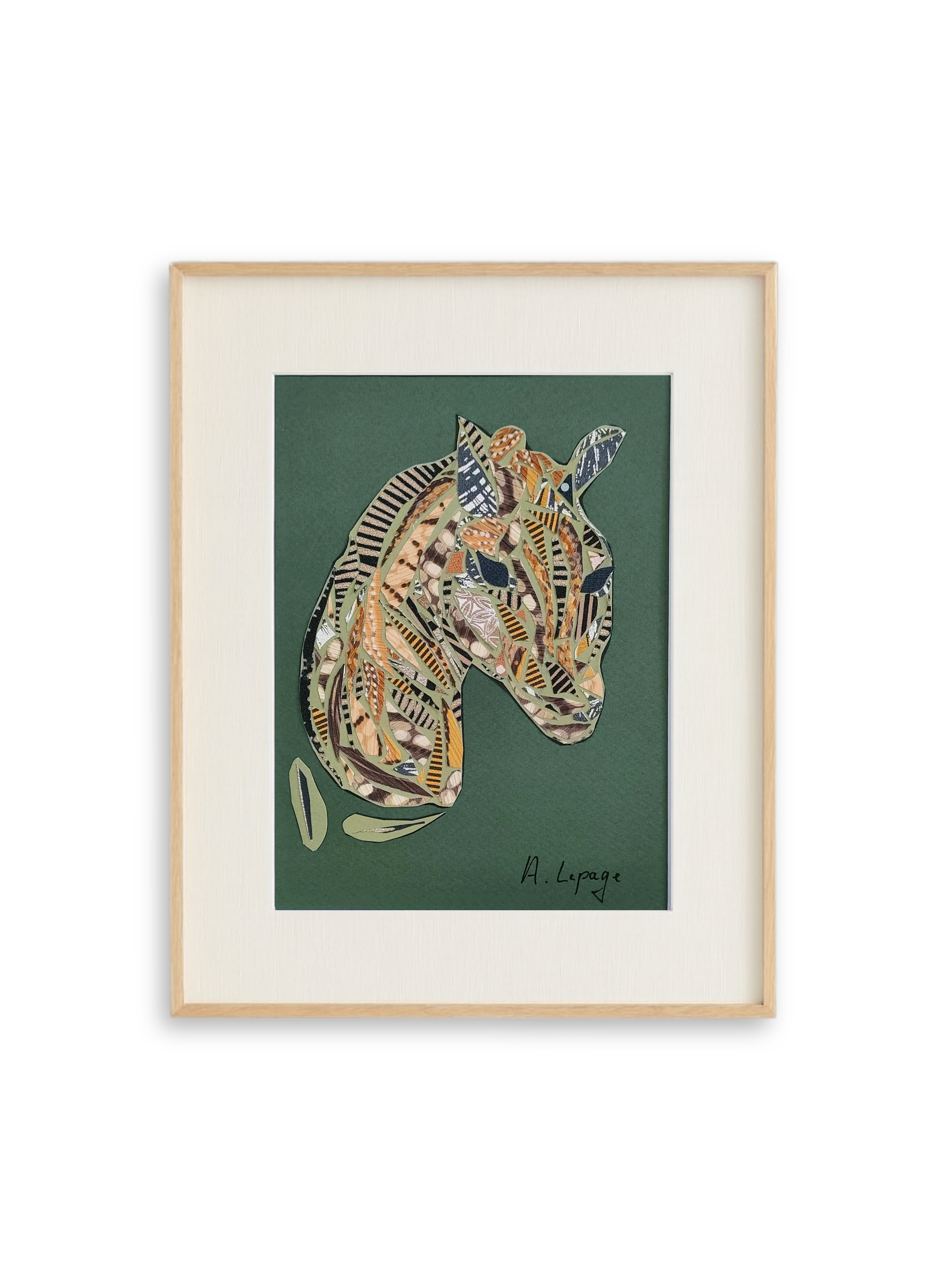 Une œuvre d'art représentant un portrait de zèbre réalisé avec des collages de motifs animaliers, signé A. Lepage, encadrée avec un fond vert.