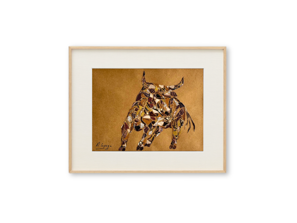 Une œuvre d'art représentant un taureau, composée de morceaux de bois ou de matériaux reconstitués, encadrée dans un cadre en bois clair.
