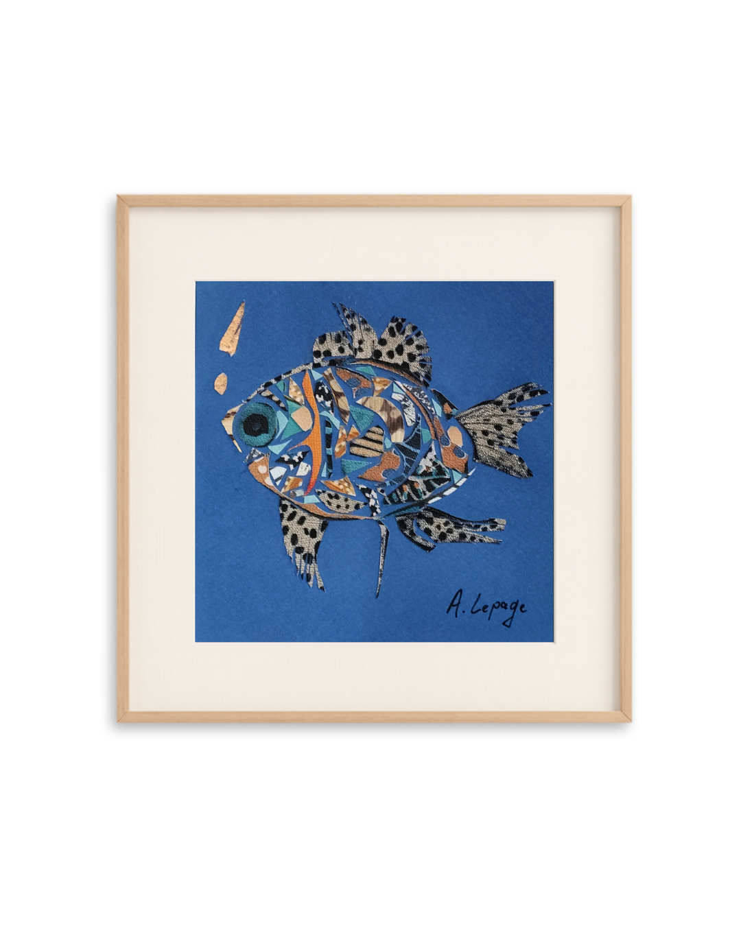 Une œuvre d'art représentant un poisson coloré en collages de papiers avec un fond bleu, signé par A. Lepage.