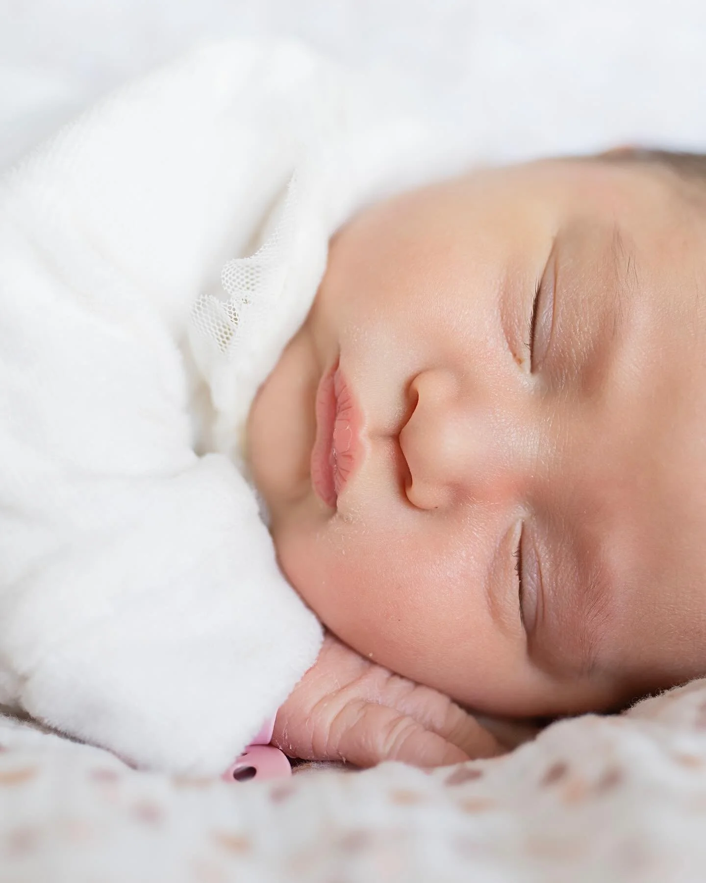 Adorable Lou ✨

Si petite, si fragile&hellip; 

Saisir les moindres d&eacute;tails de vos tout-petits rempli mon c&oelig;ur d&rsquo;une douceur infinie. 📸

#photographe #photographealamaternite #maternite #maternitenantes #cliniquejulesvernenantes #