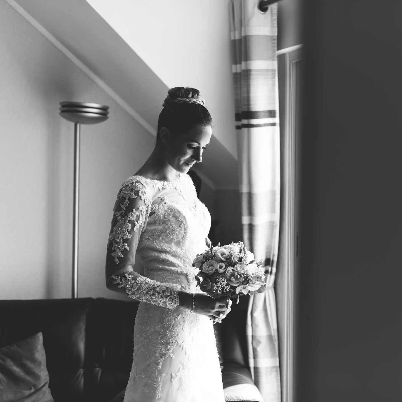 Je suis curieuse, dites-moi, il y a des futur.e.s mari&eacute;.e.s 2026 par ici ? Ou m&ecirc;me 2027 ? 💍 

Un des moments que j'aime le plus pendant les reportages mariage, ce sont les pr&eacute;paratifs ! 

Un moment de calme avant l'euphorie et la