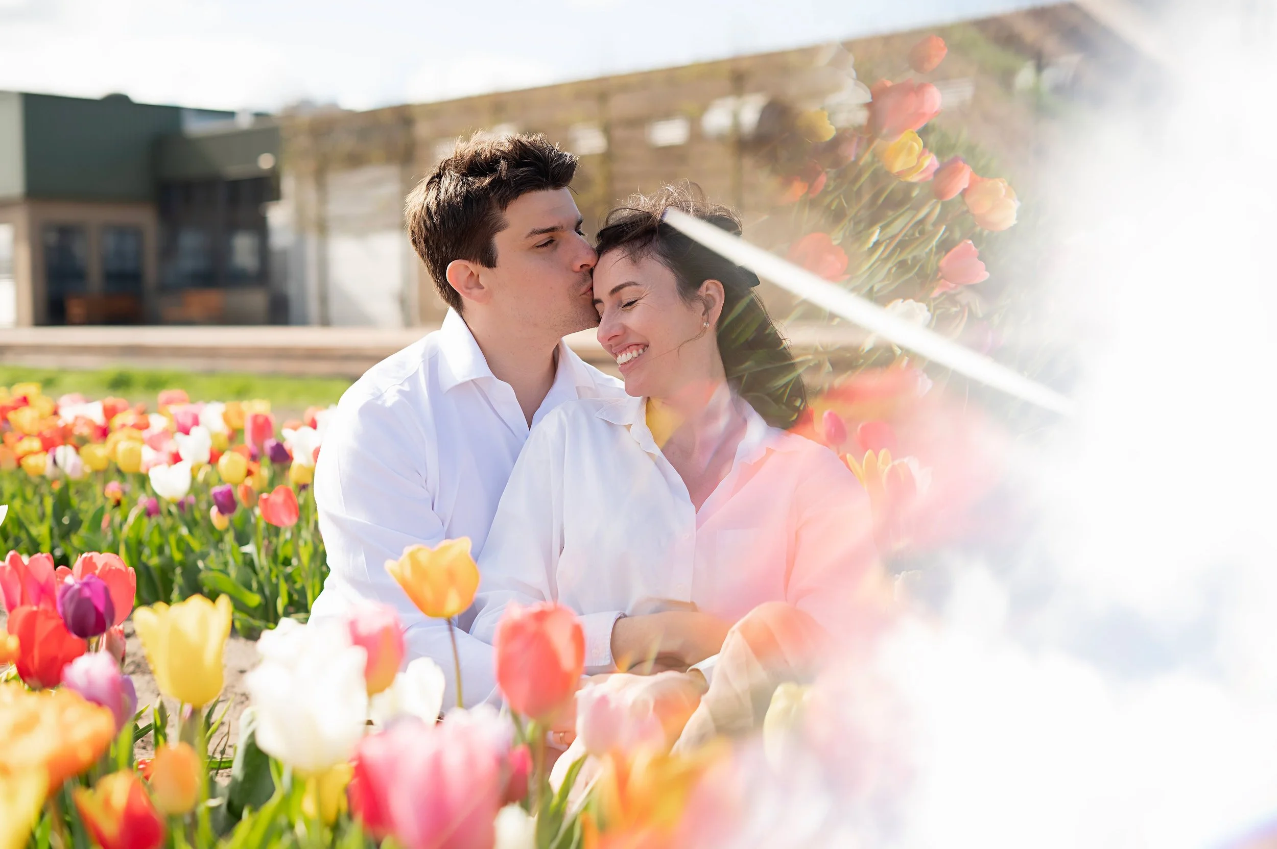 En avril, je suis all&eacute;e en vacances en famille au Pays-Bas 🇳🇱

J'ai rencontr&eacute; Maria &amp; Matthieu (et aussi leur fils Lucas) dans les jolis champs de @tulipbarnholland 🌷 

Voir toutes ces couleurs, toutes ces fleurs, une jolie famil