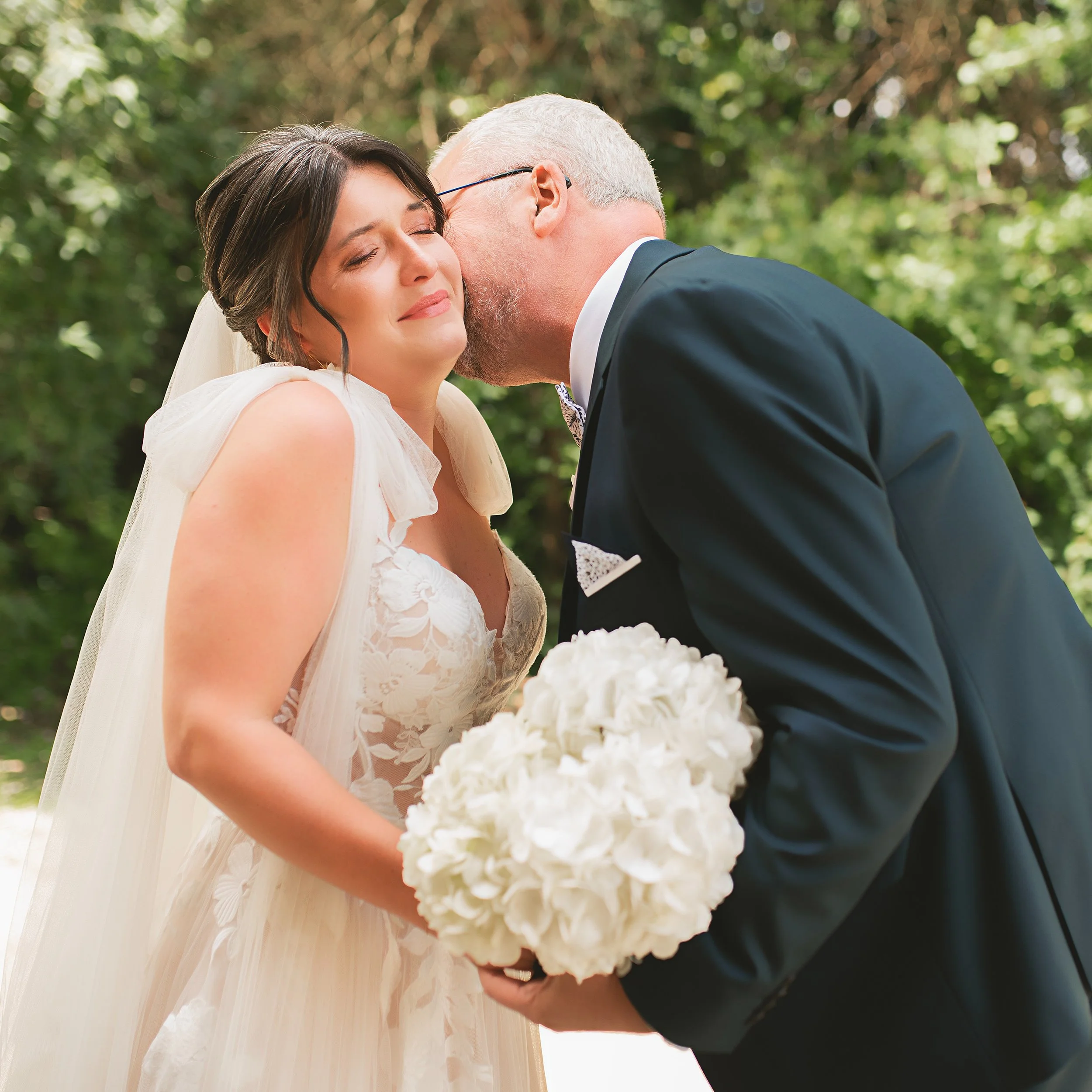 Et si finalement le first look se faisait avec papa ? 

Ce moment entre Marie &amp; Yann, son papa &eacute;tait suspendu dans le temps... et croyez moi ou non, j'avais la petite larmichette avec eux. 

Domaine : @manoir_sainte_marie 
Robe : @pronovia