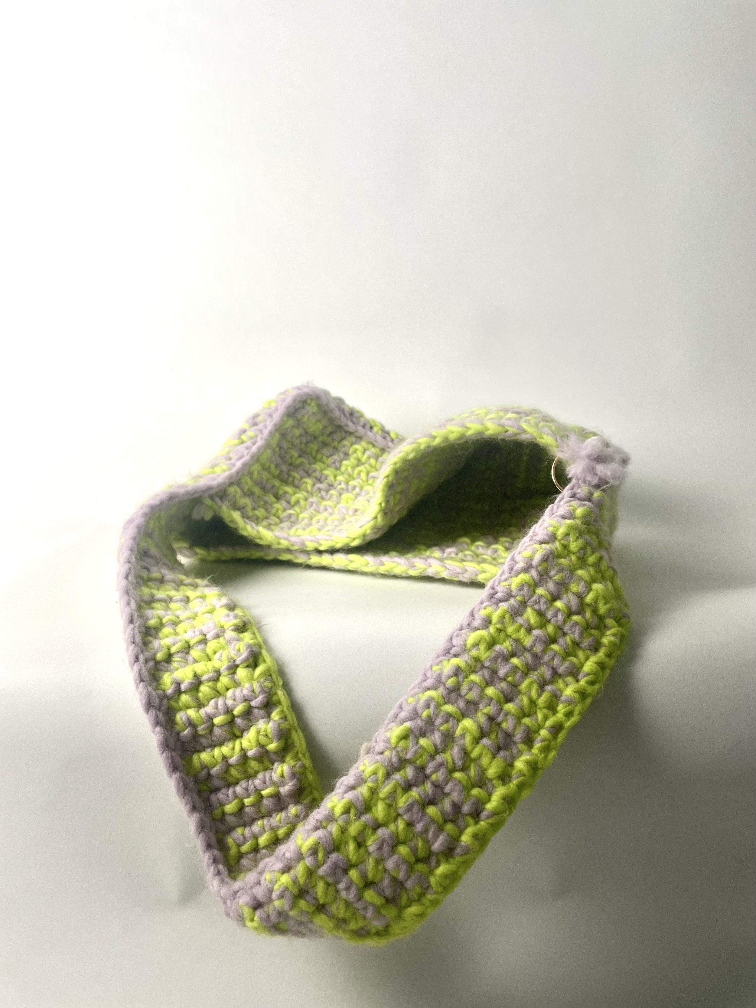 Von Hand gehäkelte, rechteckige Tasche aus chunky Baumwollgarn mit mittellangem Schulterriemen
