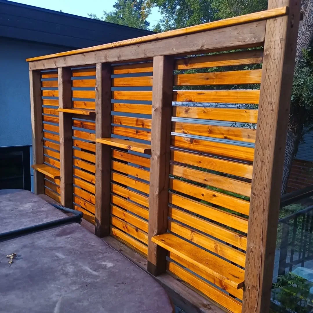 Use-specific hot tub privacy wall with candle and drink shelves