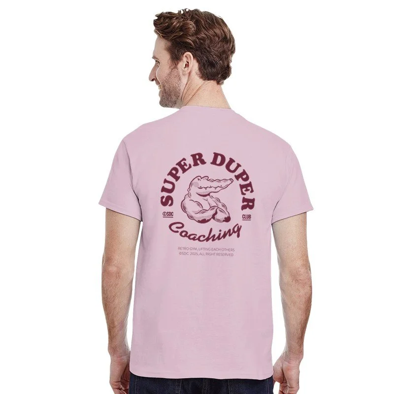 Homme portant un t-shirt rose avec inscription "Super Duper Caching" et un crocodile musclé illustré dans le dos.