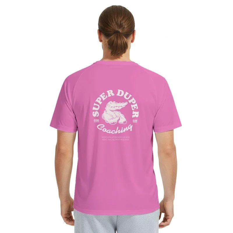 Dos d'une personne portant un t-shirt rose avec écritures et un crocodile stylisé dessus.