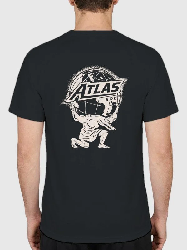 Un homme porte un t-shirt noir avec un logo représentant Atlas portant un globe terrestre avec le texte 'ATLAS SDC'.