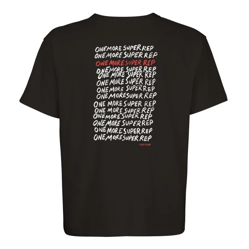 Un t-shirt noir avec l'inscription 'ONE MORE SUPER RE' répété plusieurs fois en blanc et rouge.