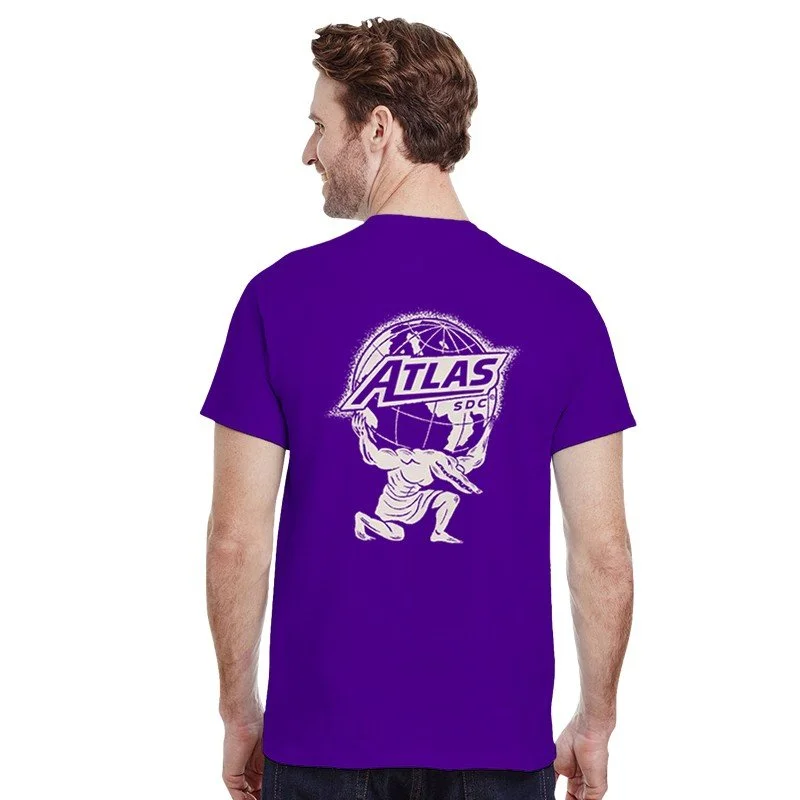 Un homme vu de dos portant un t-shirt violet avec un logo Atlas SDC imprimé dessus.