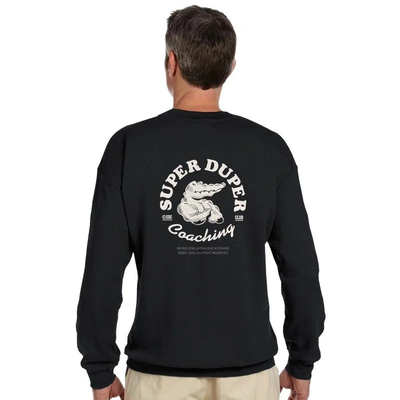 Vue arrière d'un homme portant un sweat noir avec une illustration de crocodile et le texte "Super Duper Coaching".