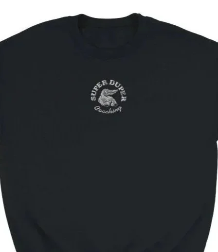Pull noir avec un logo blanc au centre du haut représentant une bouche avec des dents, inscrit 'SUPER DUPER GOOD VIBES'.