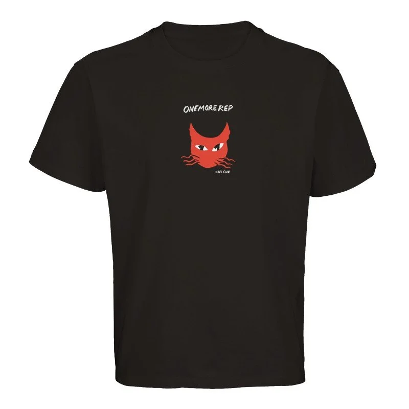 T-shirt noir avec un graphique d'un chat rouge avec des yeux blancs et la phrase "ONEMORE RED" au-dessus.
