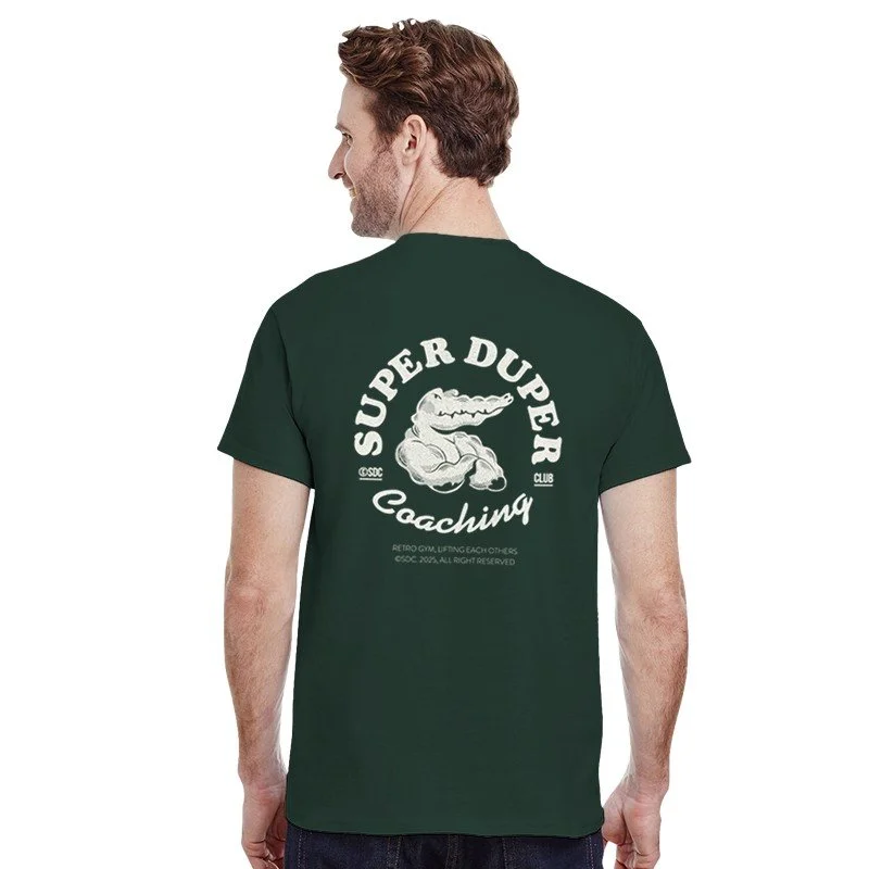 Homme portant un t-shirt vert avec un dessin de crocodile et le texte "SUPER DUFFER Coaching" à l'arrière.