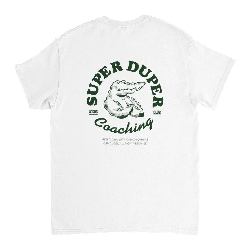 Un t-shirt blanc avec un logo représentant un crocodile musclé et le texte 'SUPER DUPER Coaching' en vert foncé, et des détails en petit en dessous.