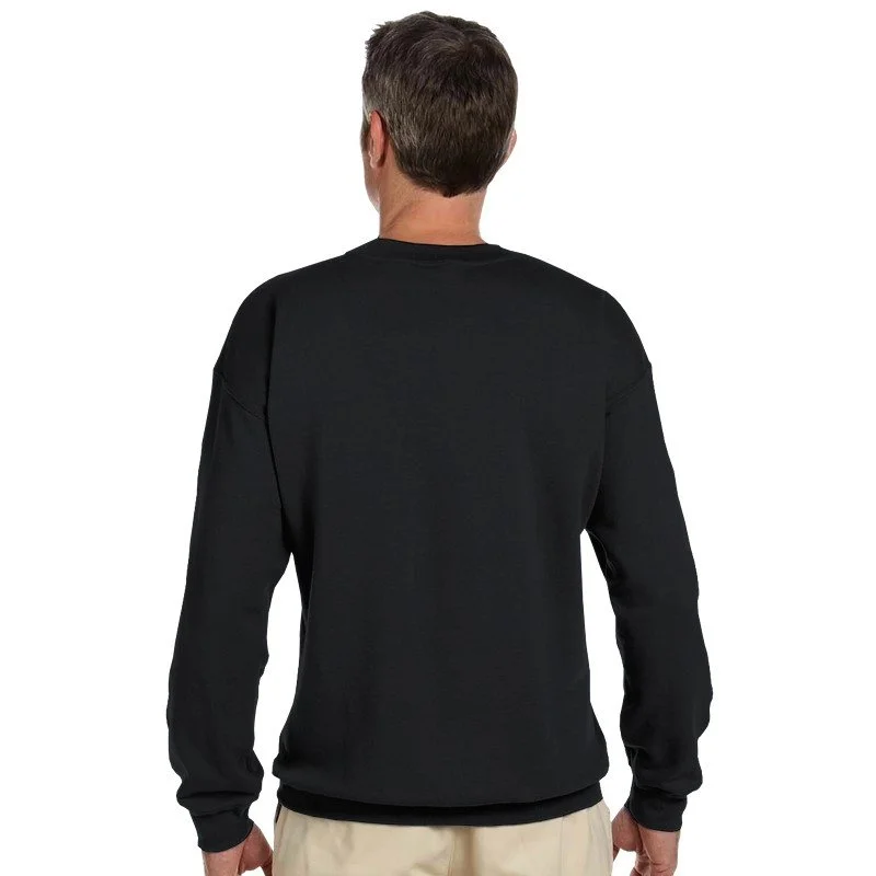 Un homme vu de dos, portant un sweat noir et des pantalons beige, avec un fond blanc.