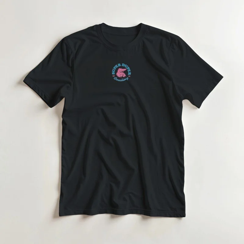 T-shirt noir avec un logo au centre comprenant un dessin de main en rose et le texte bleu 'SUPER DIVER' et 'Casablanca' en dessous.