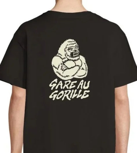 Un t-shirt noir avec une illustration d'un gorille aux bras croisés et le texte "GARE AU GORILLE" en dessous.