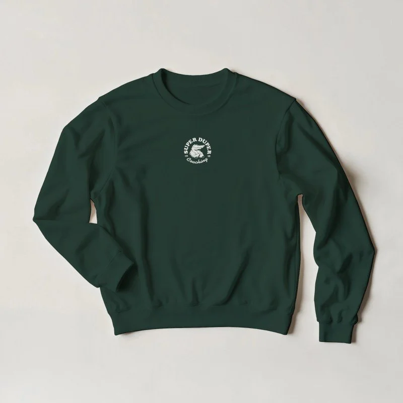 Sweat à capuche vert foncé avec logo blanc sur la poitrine. Logo représentant un canard avec le texte "Super Duck" et "Coach".