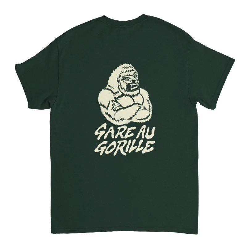 T-shirt vert foncé avec un dessin d'un gorille musculé croisé les bras et la phrase "GARE AU GORILLE" en dessous.