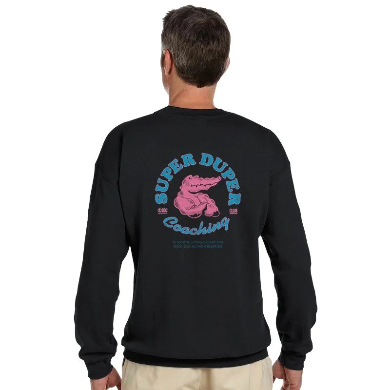 Un homme vu de dos portant un sweat noir avec un dessin d'un alligator rose et le texte 'Super Duper Coaching' en bleu.